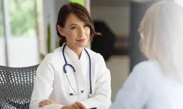 WHNP in 密苏里州 smiling 和 discussing treatment options with patient